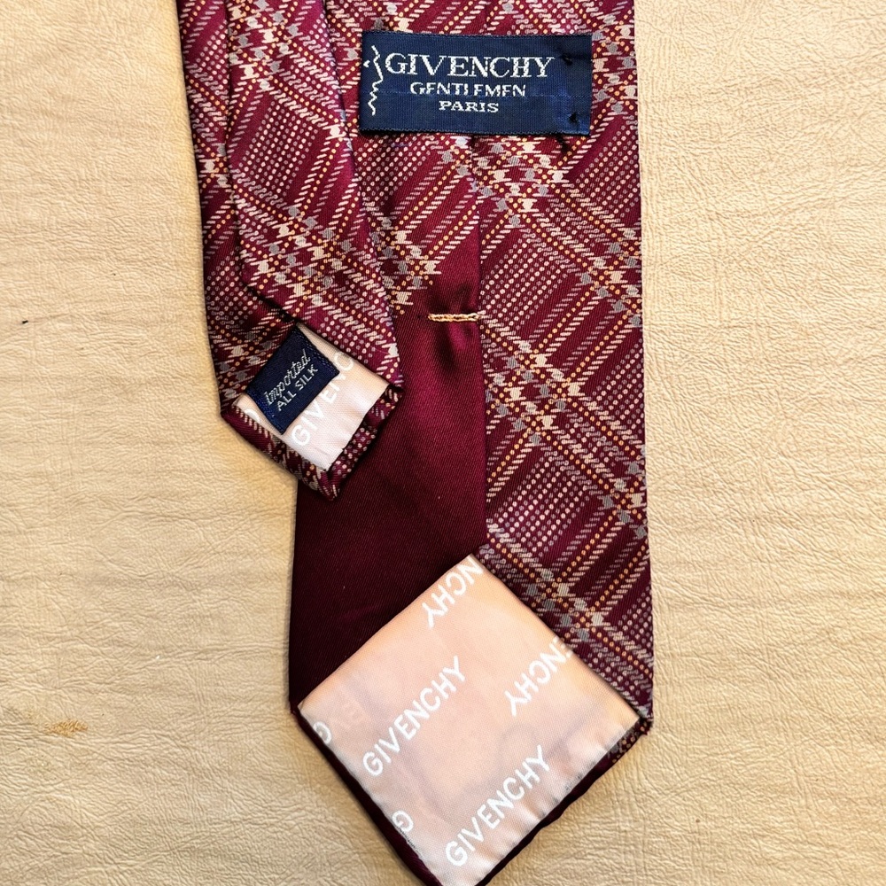 Givenchy Men’s Necktie. 100% Silk.